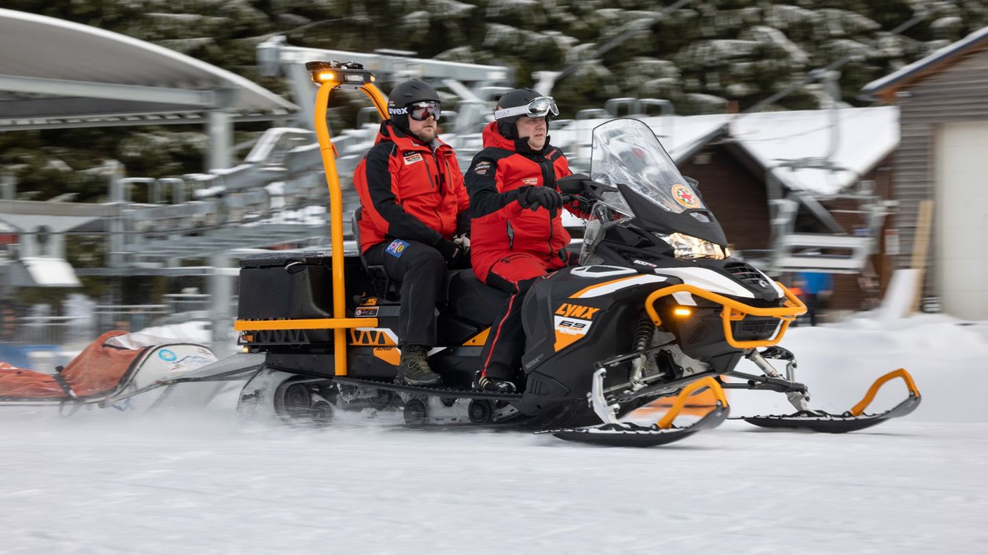 Die Bergwacht war oft auf der Piste gefordert. (Archivbild) Foto: Michael Reichel/dpa-Zentralbild/dpa