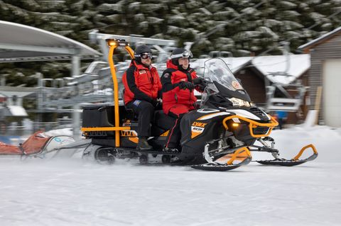 Die Bergwacht war oft auf der Piste gefordert. (Archivbild) Foto: Michael Reichel/dpa-Zentralbild/dpa