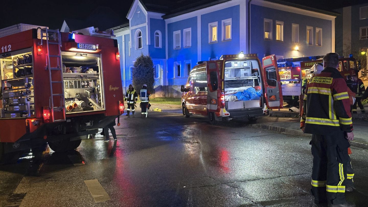 Ein Bewohner, eine Pflegekraft und zwei Feuerwehrmänner erlitten laut Polizei Rauchvergiftungen. Foto: --/zema-medien/dpa
