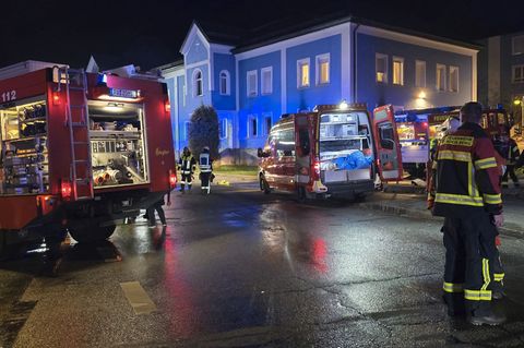 Ein Bewohner, eine Pflegekraft und zwei Feuerwehrmänner erlitten laut Polizei Rauchvergiftungen. Foto: --/zema-medien/dpa