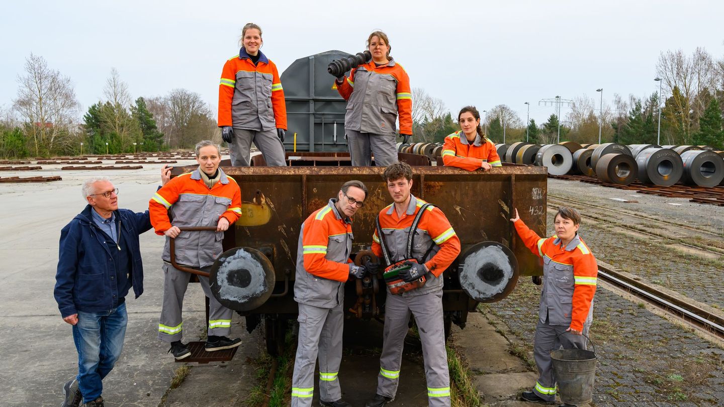 Ein Güterzug wird bei der Theaterinszenierung zur Bühne. Foto: Patrick Pleul/dpa
