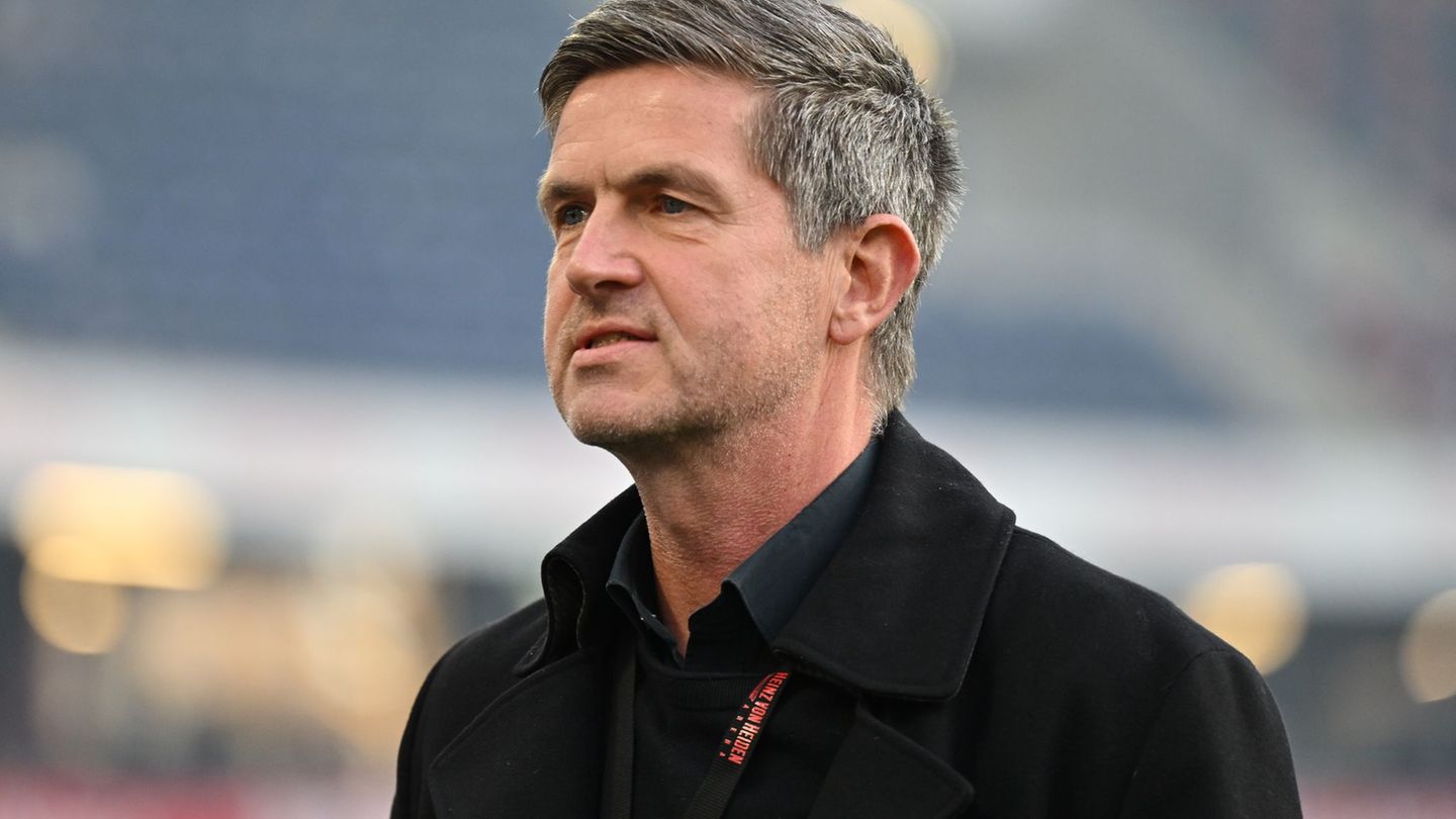 Ist von Schmadtkes Aus bei den 96ern überrascht: Sportdirektor Ralf Becker. (Archivbild) Foto: Swen Pförtner/dpa