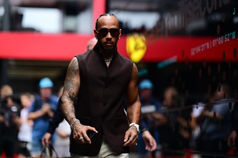 Mit trainiertem Oberkörper zeigt sich Lewis Hamilton bei den Vorbereitungen zum Rennen in Ungarn, 2024