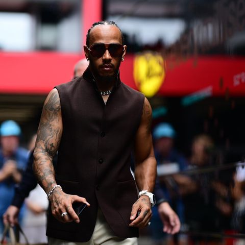 Mit trainiertem Oberkörper zeigt sich Lewis Hamilton bei den Vorbereitungen zum Rennen in Ungarn, 2024