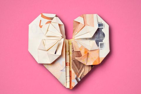 Ein Herz, das Finanzen in der Partnerschaft illustriert