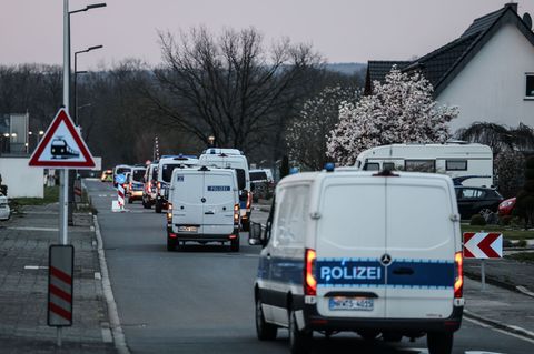 Polizeifahrzeuge stehen an der Zufahrt zum Forschungszentrum Jülich. Foto: Oliver Berg/dpa