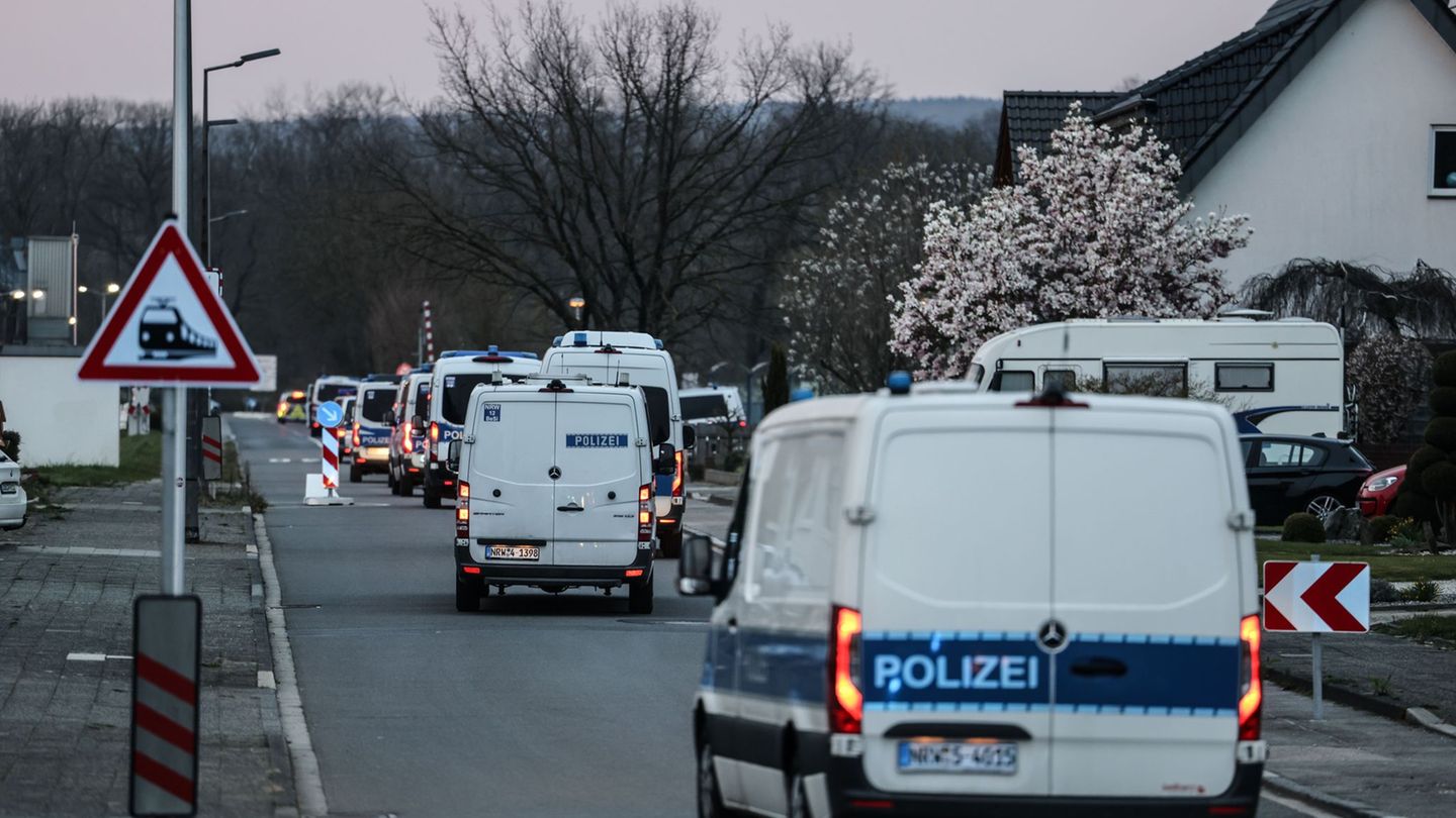 Polizeifahrzeuge stehen an der Zufahrt zum Forschungszentrum Jülich. Foto: Oliver Berg/dpa