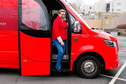 Dänemarks Ministerpräsidentin Mette Frederiksen trifft am Wahltag ein