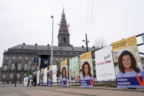 Wahlplakate vor dem Parlament in Kopenhagen