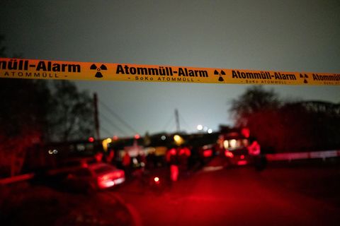 In Duisburg haben sich am Abend an einer Auffahrt zur A42 Dutzende Menschen versammelt. Foto: Fabian Strauch/dpa