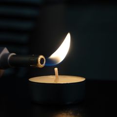 Einige Haushalte müssen heute auf Kerzenlicht zurückgreifen. (Symbolbild) Foto: Jessica Lichetzki/Deutsche Presse-Agentur GmbH/d