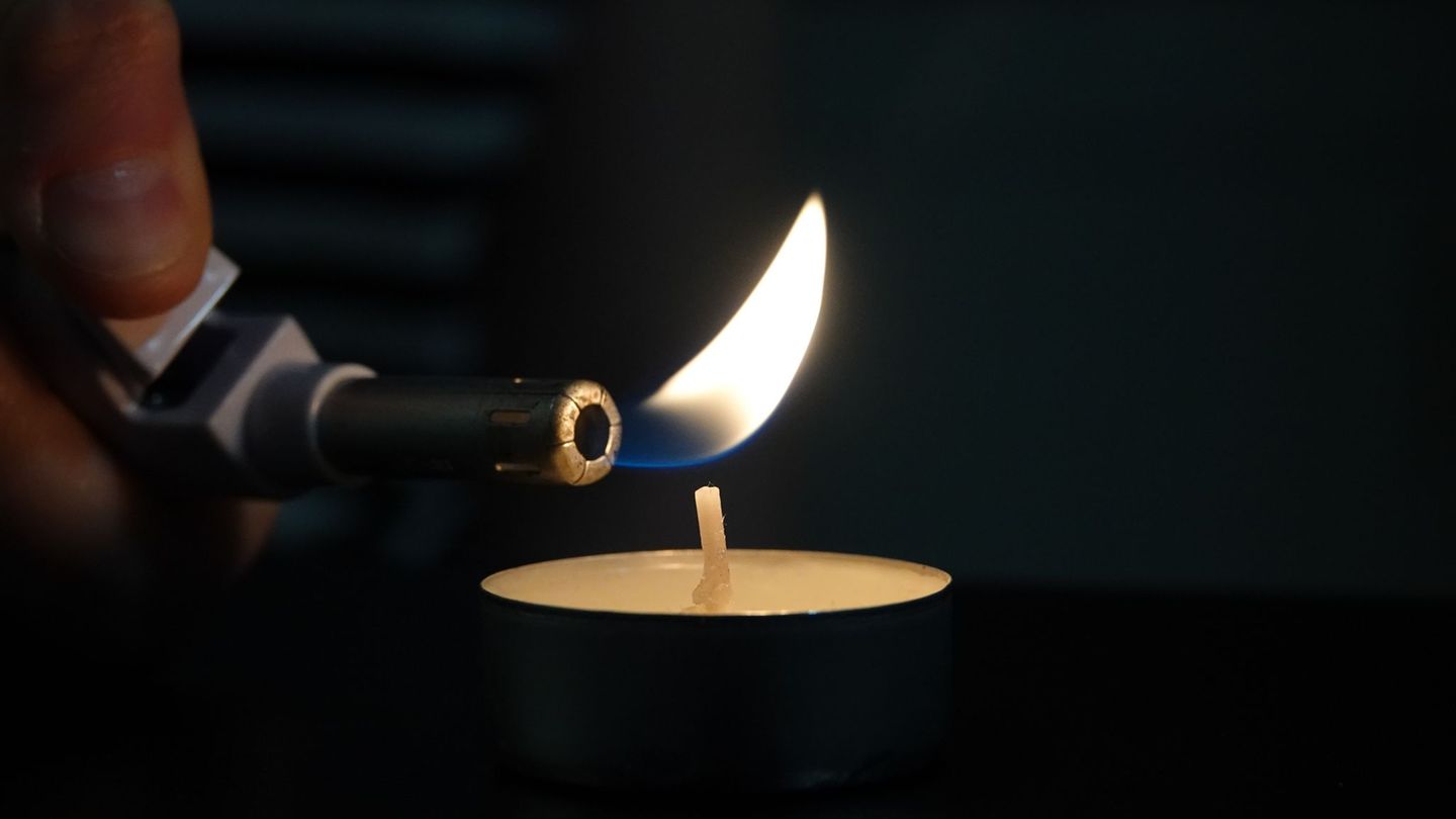 Einige Haushalte müssen heute auf Kerzenlicht zurückgreifen. (Symbolbild) Foto: Jessica Lichetzki/Deutsche Presse-Agentur GmbH/d
