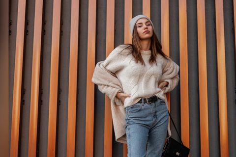 Strick und Denim sind eine klassische Kombination, die sich immer wieder wandelt.