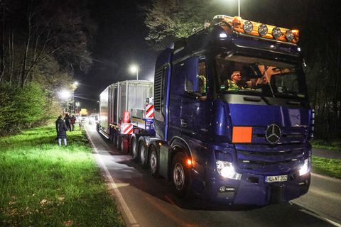 Der Lkw mit dem Castor verlässt das Forschungszentrum Jülich. Castor-Transporte sind durch Nordrhein-Westfalen von Jülich nach A
