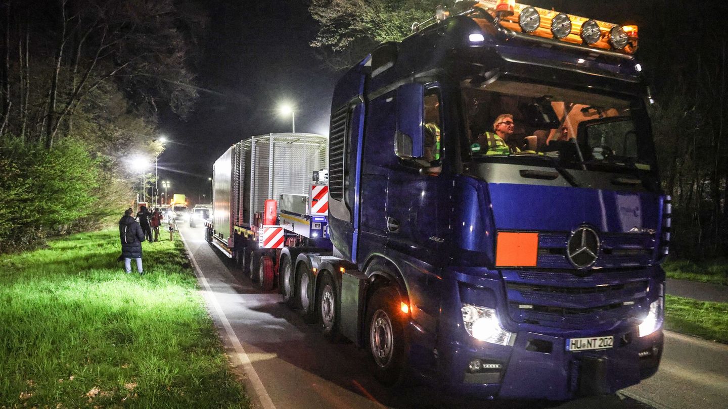 Der Lkw mit dem Castor verlässt das Forschungszentrum Jülich. Castor-Transporte sind durch Nordrhein-Westfalen von Jülich nach A