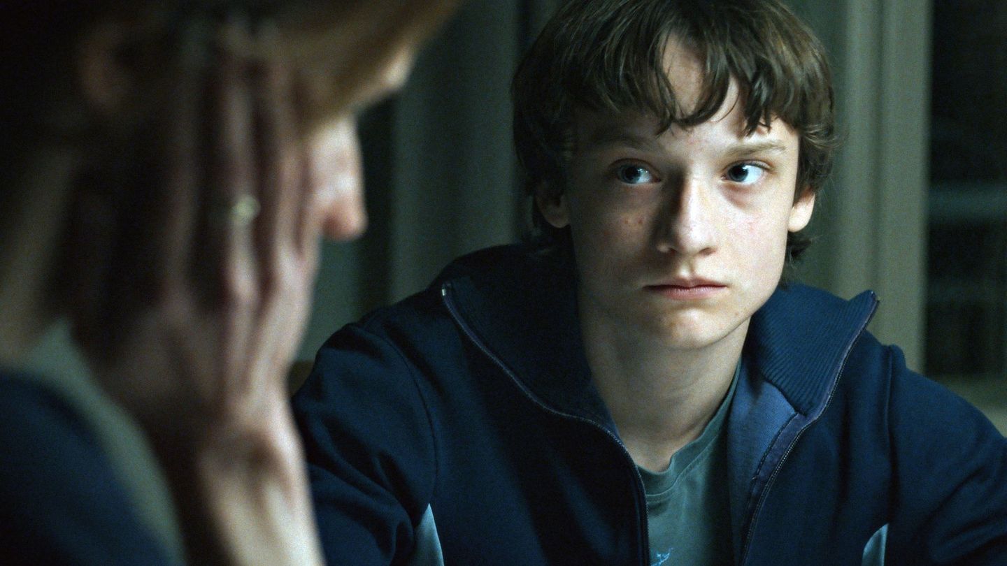 Ann Kathrin Scheerer (Adina Vetter) und ihr Sohn Johann (Claude Heinrich) bangen um das Leben ihres Ehemannes und Vaters Jan Philipp Reemtsma, der entführt wurde.