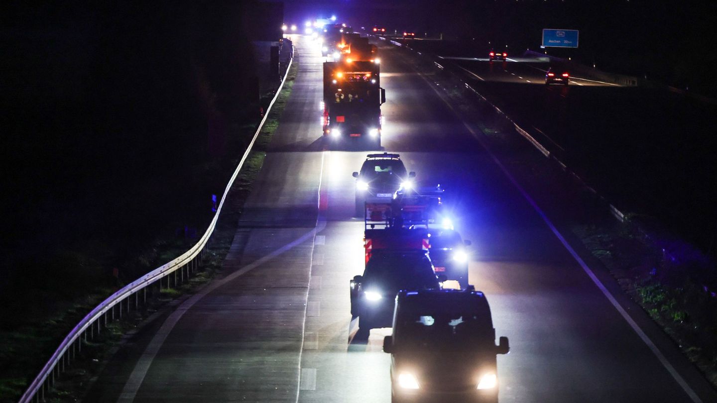 Atommüll: Konvoi mit etwa 100 Fahrzeugen um Atommüll-Transporter