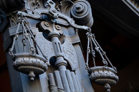 Prozessbegleitung soll es für alle Opfer schwerer Straftaten geben. (Symbolbild) Foto: Fabian Sommer/dpa