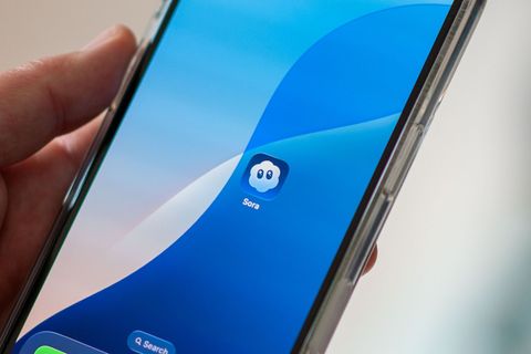 Mit Sora konnten Nutzer auch selbst in den per KI generierten Videos auftauchen. (Archivbild) Foto: Andrej Sokolow/dpa