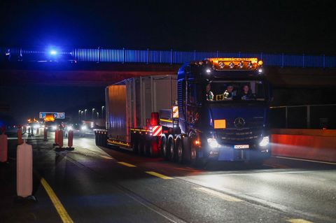 Ein Schwerlasttransporter, der einen Castor-Behälter mit Atommüll geladen hat, befährt die Bundesautobahn A3 in Höhe Bottrop, ku