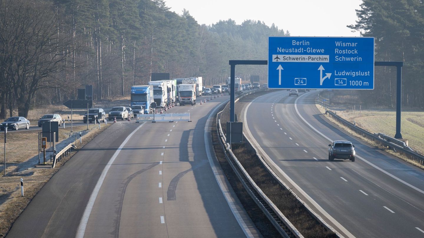 Im Westen Mecklenburgs müssen Autofahrer etwa in Richtung Hamburg oder in Richtung Berlin wegen Bauarbeiten zeitweise einen Teil