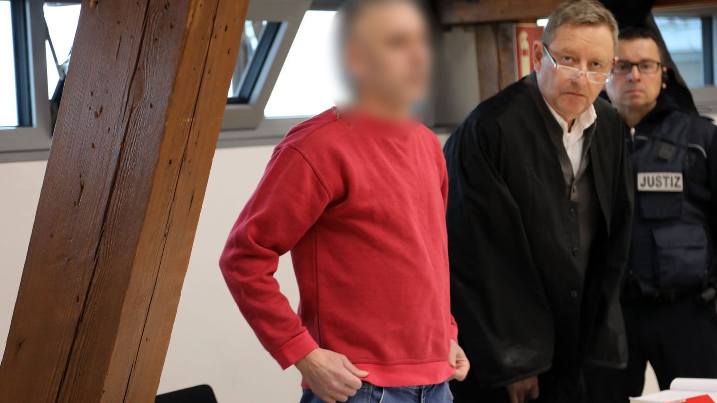 27.000 Kleider verbrannt: Brand in Theaterlager: Urteil gegen 42-Jährigen erwartet