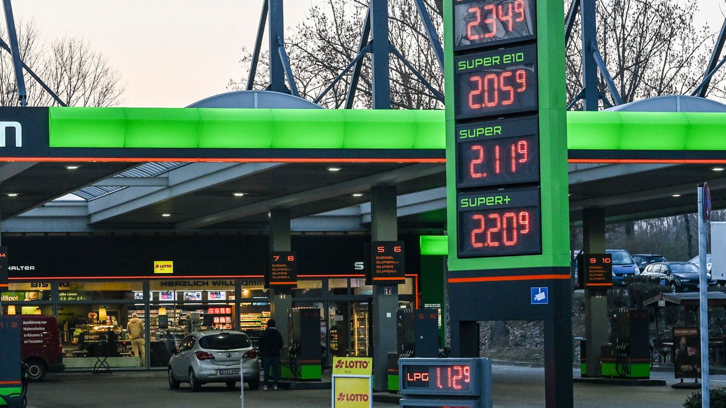 Der Bundestag stimmt am Donnerstag über ein Spritpaket ab. Foto: Jens Kalaene/dpa