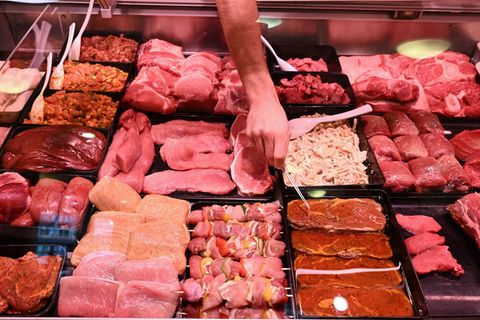 Die Fleischtheken der Supermärkte halten für Kunden ein breites Angebot an Fleisch- und Wurstwaren bereit. Foto: Bernd Weißbrod/