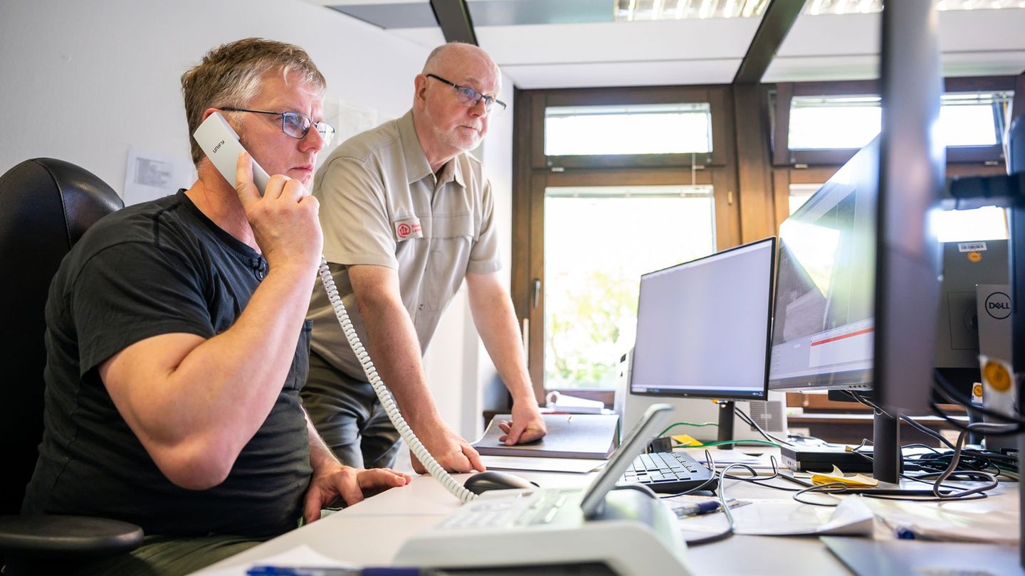Mitarbeiter der Waldbrandzentrale werten Bilder der Überwachungskameras aus. (Archivfoto) Foto: Philipp Schulze/dpa