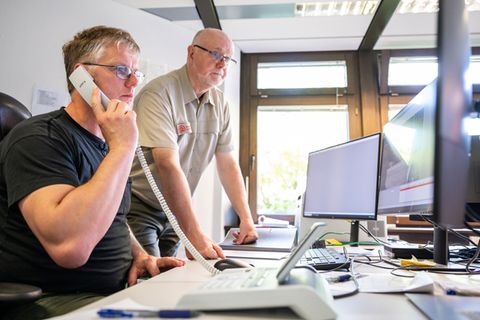 Mitarbeiter der Waldbrandzentrale werten Bilder der Überwachungskameras aus. (Archivfoto) Foto: Philipp Schulze/dpa