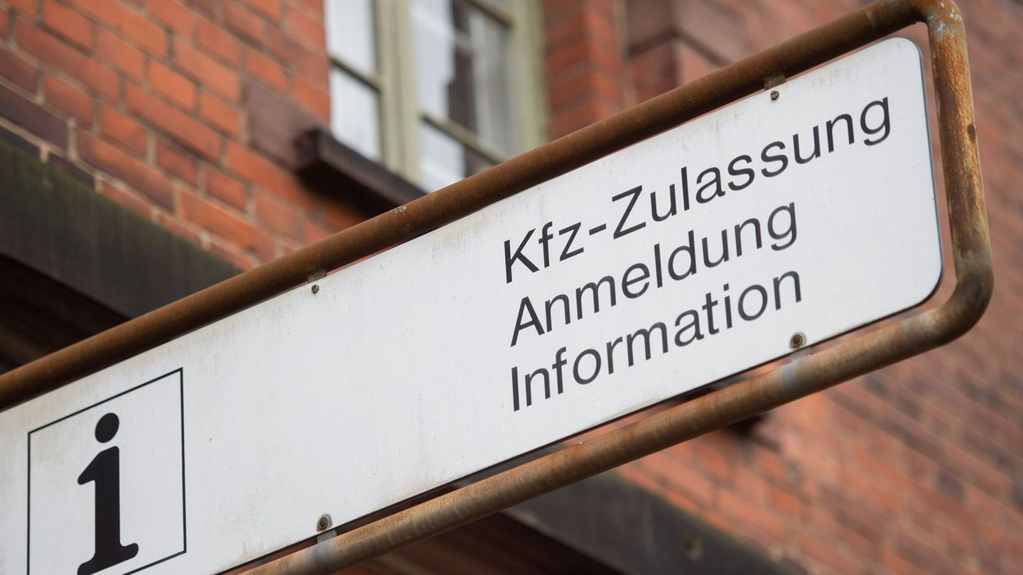 In Sachsen-Anhalt ist oft noch der Gang zum Amt notwendig, um ein Auto anzumelden - digitale Dienste funktionieren nur teilweise