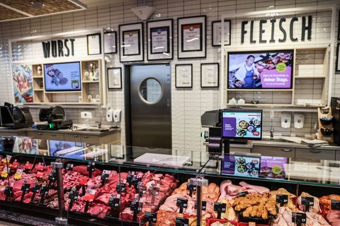 Viele Supermarktketten suchen verzweifelt nach Personal für ihre Bedientheken. Foto: Oliver Berg/dpa