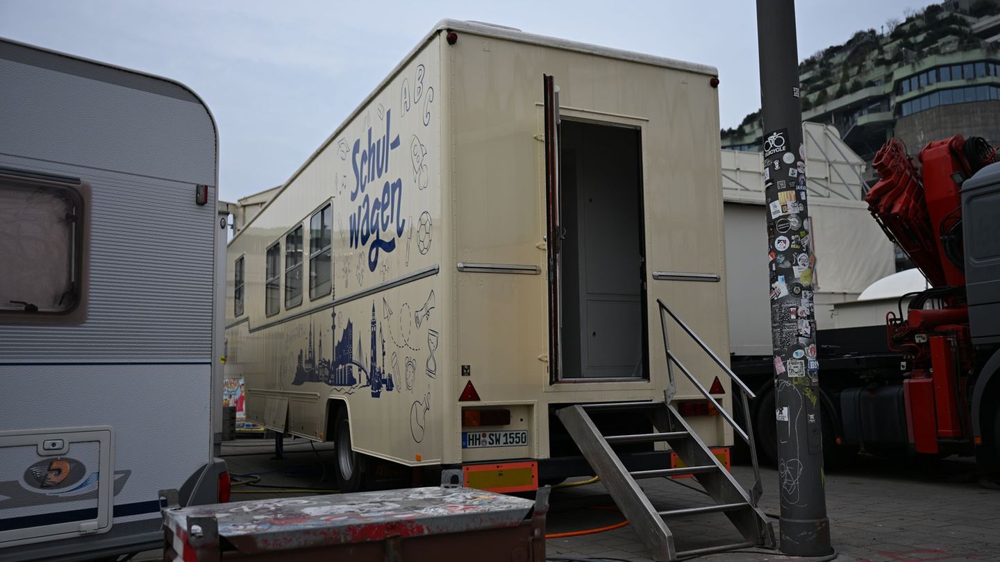 Buntes: Lernen mitten auf dem Rummel: Domschule wieder in Betrieb