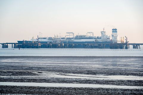 An den LNG-Terminals in Wilhelmshaven kam laut Betreiber DET zuletzt 2023 Gas aus der Golfregion an. (Archivbild) Foto: Hauke-Ch