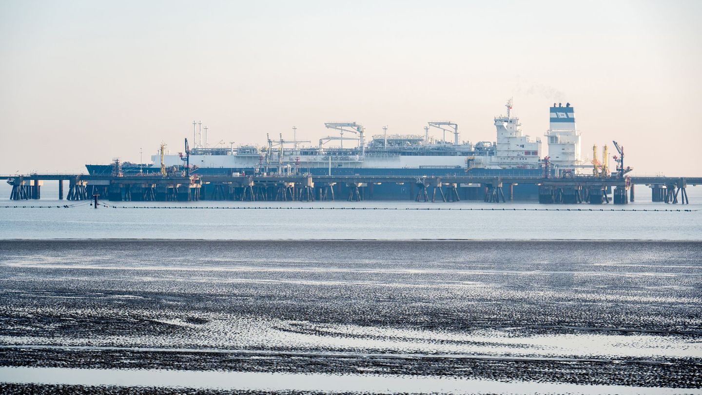 An den LNG-Terminals in Wilhelmshaven kam laut Betreiber DET zuletzt 2023 Gas aus der Golfregion an. (Archivbild) Foto: Hauke-Ch