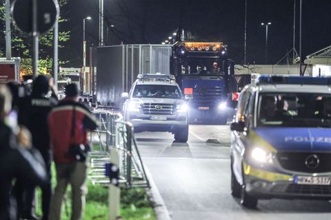 Der Lkw mit dem Castor hat das Jülicher Forschungszentrum einige Minuten nach 22.00 Uhr verlassen. Foto: Oliver Berg/dpa