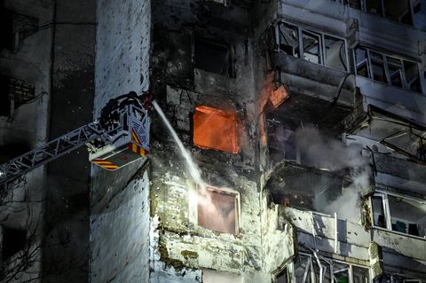 Brennendes Haus in Saporischschja, der sechstgrößten Stadt der Ukraine, ausgelöst durch eine russische Drohne im Ukrainekrieg