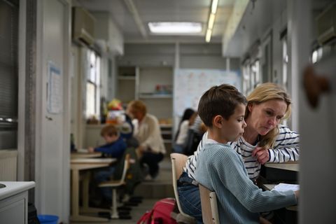 Der zehnjährige Orlando lernt gerade für eine Mathe-Prüfung. Dafür bekommt er Hilfe von Lehrerin Britta Boller. Foto: Leonie Ase