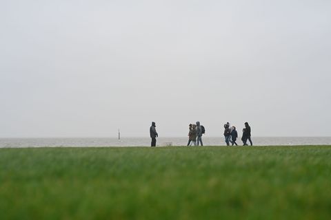 In Niedersachsen und Bremen müssen sich die Menschen am Mittwoch auf stürmische Böen und Regen einstellen. (Symbolbild) Foto: La