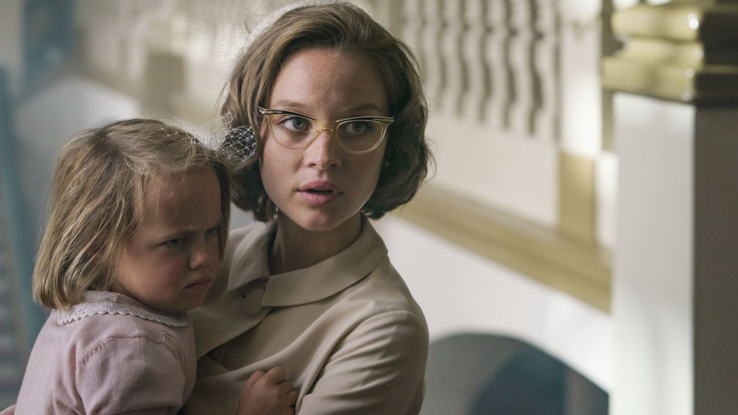 Drama und Aufbruch in den deutschen "Fifties": Monika Schöllack (Sonja Gerhardt) darf Tochter Dorli nicht behalten. Das Kind wurde unehelich geboren. "Ku'damm 59" ist die zweite Staffel der Berliner Saga um eine Tanzschulenbesitzerin und ihre drei jung erwachsenen Töchter.