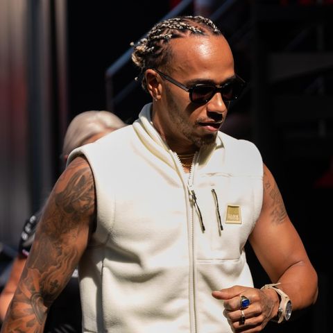 Lewis Hamilton in einem sporltichen Dress