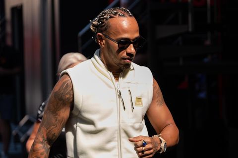 Lewis Hamilton in einem sporltichen Dress