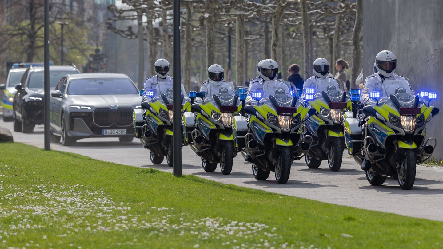 Besuch in Düsseldorf: Polizist aus Eskorte für Königin Silvia bei Unfall verletzt