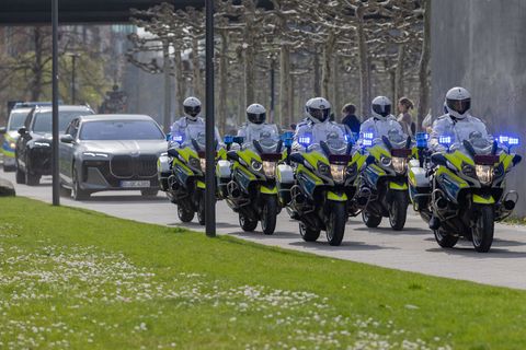 Die Motorrad-Kolonne für Königin Silvia an der Staatskanzlei. Der Unfall passierte auf dem Weg zum nächsten Termin. (Archivbild)