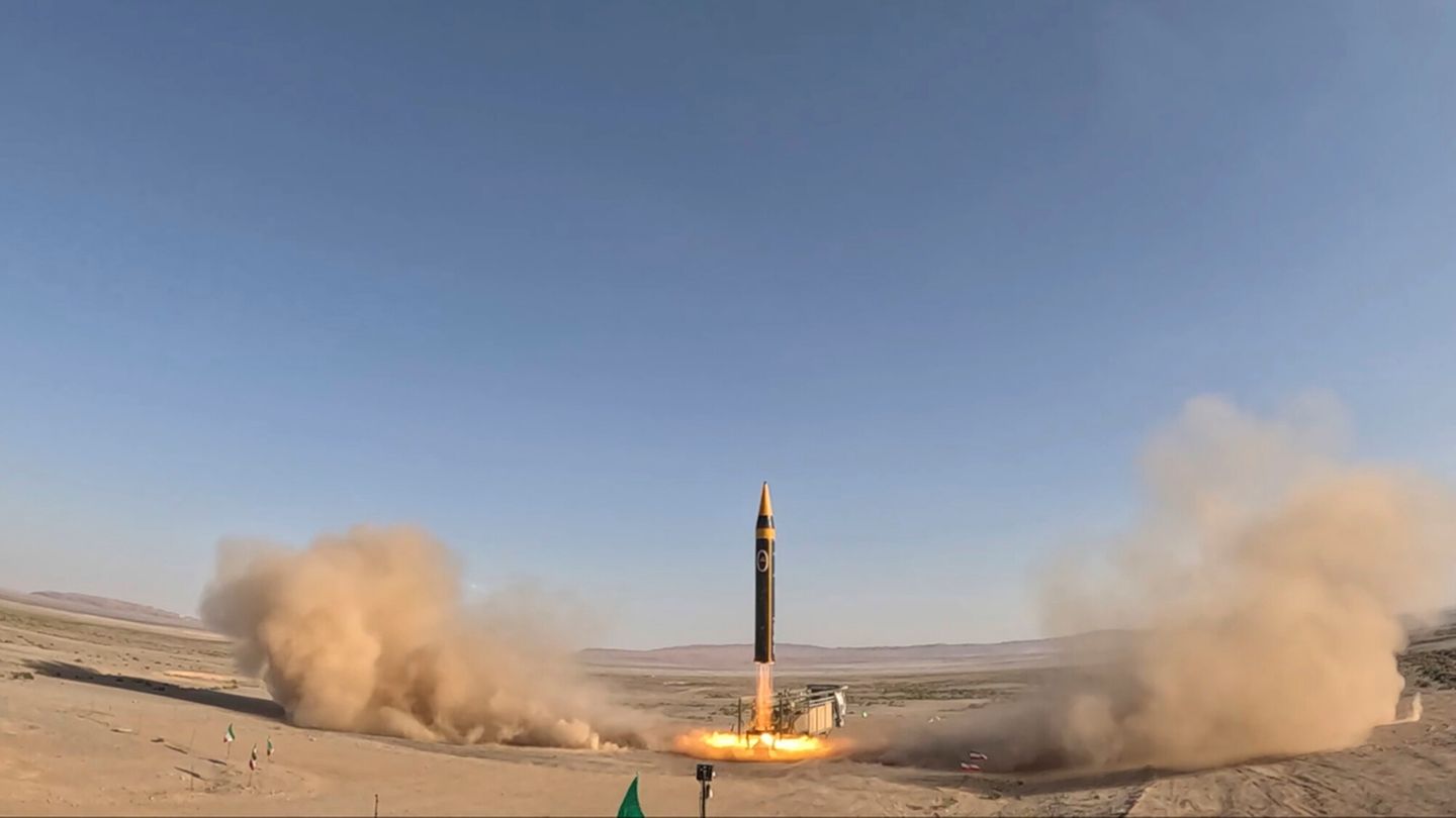 Eine Khorramshahr-4 aus dem Iran hebt in der Wüste ab