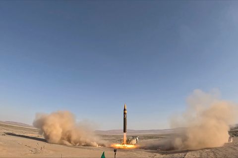 Eine Khorramshahr-4 aus dem Iran hebt in der Wüste ab
