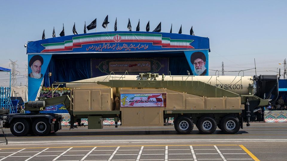 Eine Iran Khorramshahr-4 auf einem Lkw-Sattelschlepper