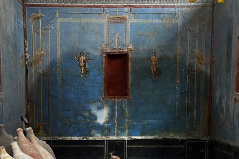 Der blaue Raum in Pompeii mit Amphoren im Vordergrund