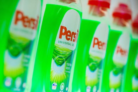 Persil gehört zu den bekanntesten Produkten von Henkel. Foto: Rolf Vennenbernd/dpa