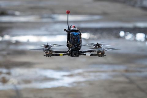 Ukrainische Drohne bei einer Übung